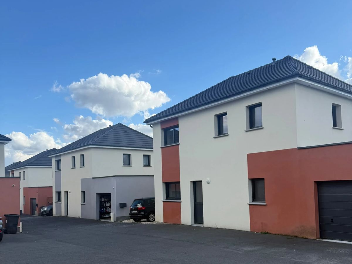 Les Villas de Carville à Darnétal : maisons individuelles aux enduits blanc et terracotta, toitures quatre pans