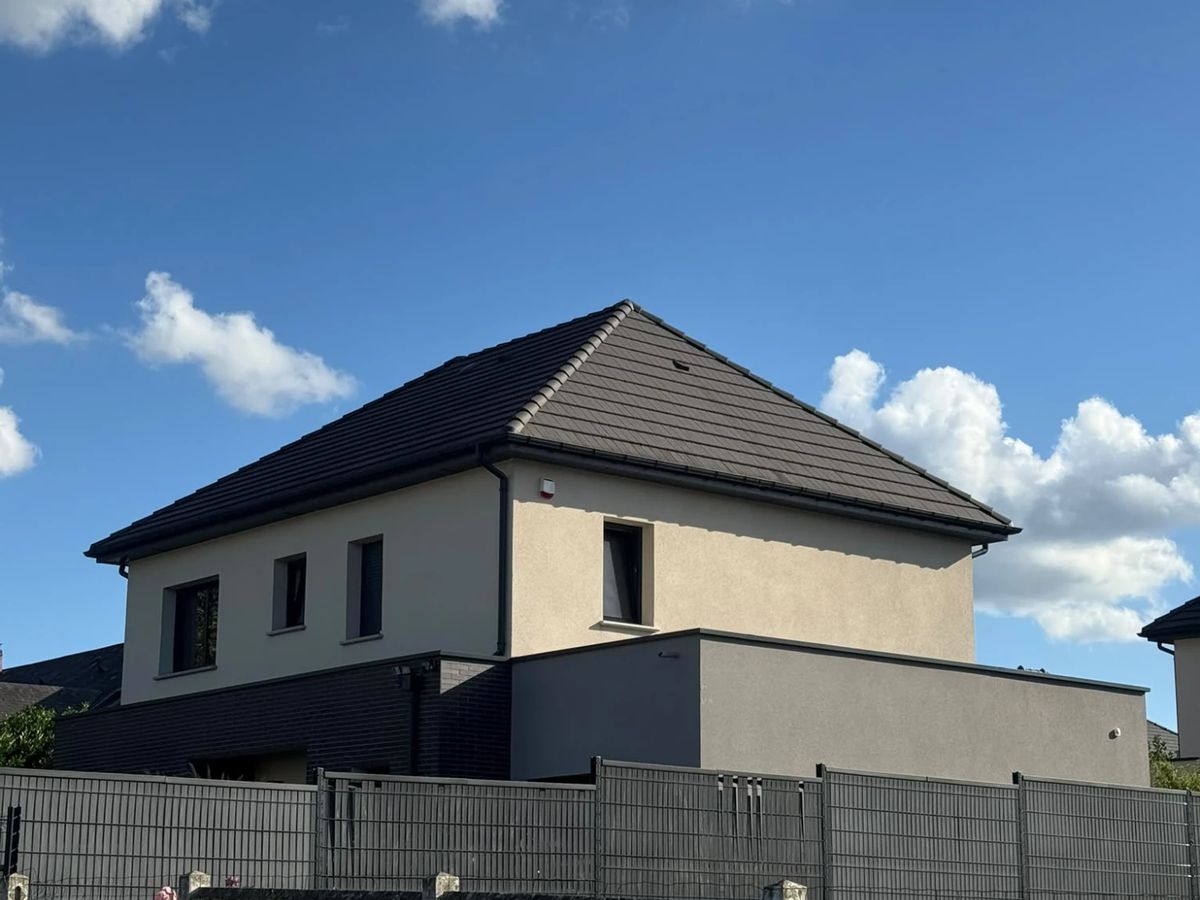 Maison individuelle neuve à Isneauville : façade enduite, toiture quatre pans et garage attenant